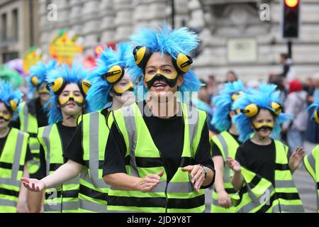 Manchester, Großbritannien. 19.. Juni 2022. Die elfte Parade zum Manchester Day findet statt, an der fünfzig verschiedene Gruppen teilnehmen. Die Parade führt von der Liverpool Road entlang der Deansgate, wo Little Amal, eine 3,4 Meter hohe Marionette eines syrischen Flüchtlings, der im vergangenen Sommer in Manchester angekommen ist, an der Parade teilnehmen und einen Teil der Route mit ihr spazieren wird. Manchester, Großbritannien. Kredit: Barbara Cook/Alamy Live Nachrichten Stockfoto