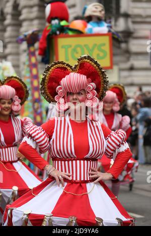 Manchester, Großbritannien. 19.. Juni 2022. Die elfte Parade zum Manchester Day findet statt, an der fünfzig verschiedene Gruppen teilnehmen. Die Parade führt von der Liverpool Road entlang der Deansgate, wo Little Amal, eine 3,4 Meter hohe Marionette eines syrischen Flüchtlings, der im vergangenen Sommer in Manchester angekommen ist, an der Parade teilnehmen und einen Teil der Route mit ihr spazieren wird. Manchester, Großbritannien. Kredit: Barbara Cook/Alamy Live Nachrichten Stockfoto