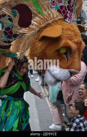 Manchester, Großbritannien. 19.. Juni 2022. Die elfte Parade zum Manchester Day findet statt, an der fünfzig verschiedene Gruppen teilnehmen. Die Parade führt von der Liverpool Road entlang der Deansgate, wo Little Amal, eine 3,4 Meter hohe Marionette eines syrischen Flüchtlings, der im vergangenen Sommer in Manchester angekommen ist, an der Parade teilnehmen und einen Teil der Route mit ihr spazieren wird. Manchester, Großbritannien. Kredit: Barbara Cook/Alamy Live Nachrichten Stockfoto