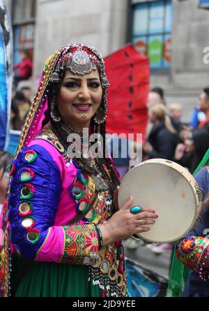 Manchester, Großbritannien. 19.. Juni 2022. Die elfte Parade zum Manchester Day findet statt, an der fünfzig verschiedene Gruppen teilnehmen. Die Parade führt von der Liverpool Road entlang der Deansgate, wo Little Amal, eine 3,4 Meter hohe Marionette eines syrischen Flüchtlings, der im vergangenen Sommer in Manchester angekommen ist, an der Parade teilnehmen und einen Teil der Route mit ihr spazieren wird. Manchester, Großbritannien. Kredit: Barbara Cook/Alamy Live Nachrichten Stockfoto