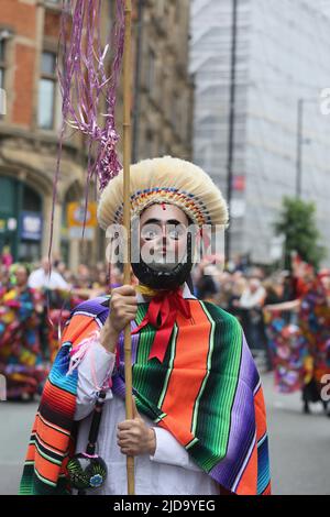 Manchester, Großbritannien. 19.. Juni 2022. Die elfte Parade zum Manchester Day findet statt, an der fünfzig verschiedene Gruppen teilnehmen. Die Parade führt von der Liverpool Road entlang der Deansgate, wo Little Amal, eine 3,4 Meter hohe Marionette eines syrischen Flüchtlings, der im vergangenen Sommer in Manchester angekommen ist, an der Parade teilnehmen und einen Teil der Route mit ihr spazieren wird. Manchester, Großbritannien. Kredit: Barbara Cook/Alamy Live Nachrichten Stockfoto