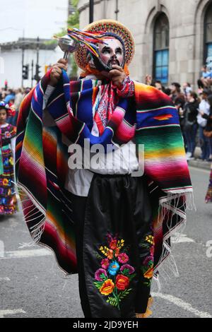 Manchester, Großbritannien. 19.. Juni 2022. Die elfte Parade zum Manchester Day findet statt, an der fünfzig verschiedene Gruppen teilnehmen. Die Parade führt von der Liverpool Road entlang der Deansgate, wo Little Amal, eine 3,4 Meter hohe Marionette eines syrischen Flüchtlings, der im vergangenen Sommer in Manchester angekommen ist, an der Parade teilnehmen und einen Teil der Route mit ihr spazieren wird. Manchester, Großbritannien. Kredit: Barbara Cook/Alamy Live Nachrichten Stockfoto
