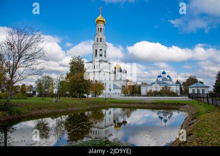 Der alte Kirchenkomplex in Zavidovo an einem Septembertag. Region Twer, Russland Stockfoto