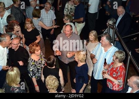 Reunion of Mods von der 1960s.Dancing to Soul Music Disco in 2015 Großbritannien, Großbritannien. Mitte des Bilds zwei alte Freunde erkennen sich plötzlich. Stockfoto