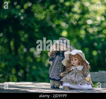 Erstaunlich realistische Vintage Porzellan Puppen. Spielzeug mit braunen und grünen Augen, selektive Fokus Stockfoto