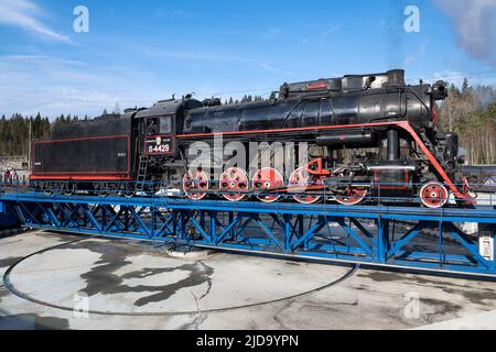 RUSKEALA, RUSSLAND - 07. OKTOBER 2021: Sowjetische Dampflokomotive L-4429 auf dem Wendekreis. Ruskeala, Karelien Stockfoto