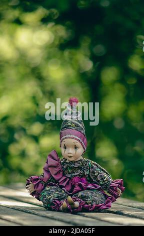 Erstaunlich realistische vintage Porzellan Puppe, Spielzeug, Harlekin, selektiver Fokus Stockfoto