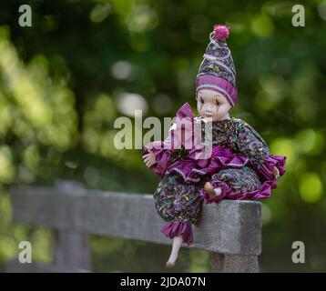 Erstaunlich realistische vintage Porzellan Puppe, Spielzeug, Harlekin, selektiver Fokus Stockfoto