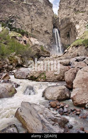 Landschaft mit Bergwasserfall und rauem Fluss zwischen den Felssteinen. Stockfoto