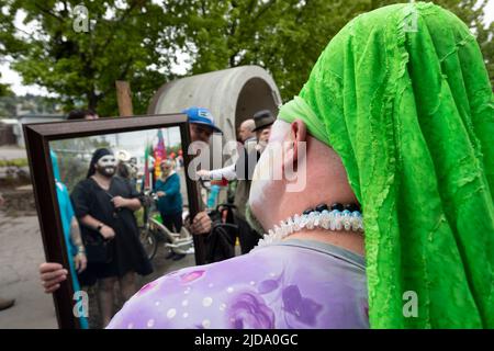 Mitglieder der Sisters of Perpetual Indulgence bereiten sich auf die Fremont Solstice Parade am Samstag, den 18. Juni 2022 in Seattle vor. Der kultige, jährliche Parad Stockfoto