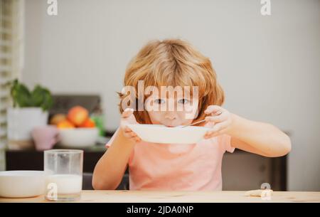 Kaukasische Kleinkind Kind Junge essen gesunde Suppe in der Küche. Kinderernährung. Stockfoto