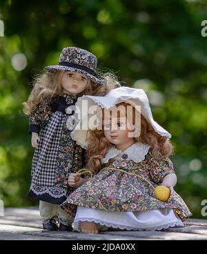 Erstaunlich realistische Vintage Porzellan Puppen. Spielzeug mit braunen und grünen Augen, selektive Fokus Stockfoto