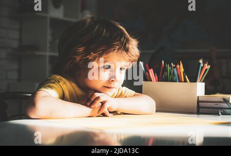 Kind macht sich bereit für die Schule. Lernen und Bildung Kinderkonzept. Stockfoto
