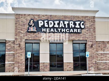 Houston, Texas USA 12-05-2021: Pediatric Healthcare Building exterior in Houston, TX. Umfassende Wellness-Praxis für Kinder und Jugendliche. Stockfoto