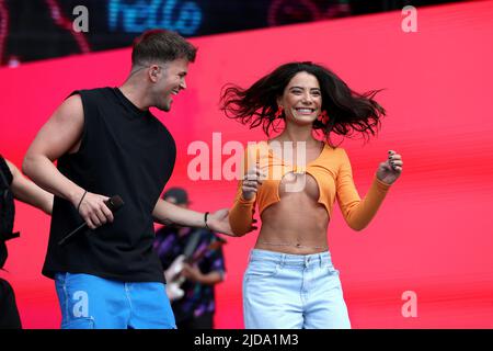 19. Juni 2022, Lissabon, Portugal: Der portugiesische Sänger DAVID CARREIRA tritt mit seiner Freundin, der portugiesischen Schauspielerin CAROLINA CARVALHO, während des Rock in Rio Lisboa 2022 Musikfestivals auf. (Bild: © Pedro Fiuza/ZUMA Press Wire) Stockfoto