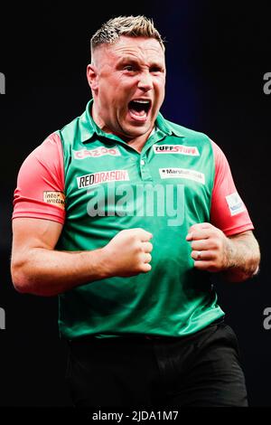 19. Juni 2022, Hessen, Frankfurt/Main: Darts: Mannschaftsweltmeisterschaft, Halbfinale, Eisbahn. Gerwyn Price (Wales) Prost. Foto: Uwe Anspach/dpa Stockfoto