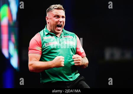 19. Juni 2022, Hessen, Frankfurt/Main: Darts: Mannschaftsweltmeisterschaft, Halbfinale, Eisbahn. Gerwyn Price (Wales) Prost. Foto: Uwe Anspach/dpa Stockfoto