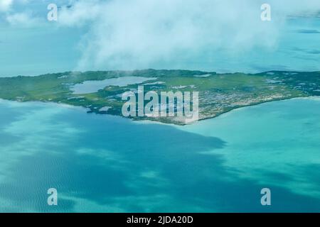Luftaufnahme eines Atolls umgeben von klarem, türkisfarbenem Wasser in Belize, Mittelamerika. Stockfoto