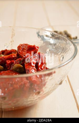 Rote getrocknete Tomaten mit Kapern und Olivenöl. Stockfoto