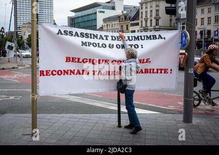 Eine Frau hält ein Plakat mit der Aufschrift "Belgien schuldig, erkennen Sie Ihre responsibility. Die kongolesische Diaspora würdigt Patrice Emery Lumumba während der Prostest in Brüssel, Belgien am 19/06/2022 war Lumumba ein kongolesischer Politiker und Unabhängigkeitsführer, der als erster Premierminister der Demokratischen Republik Kongo diente. Nach seiner Attentat wird Lumumba als Märtyrer für die panafrikanische Bewegung im weiteren Sinne angesehen. Während des Protestes forderten Aktivisten die Bestrafung der Verantwortlichen für den Mord, die sich trotz jahrelanger Bewährungsarbeiten immer noch auf breiter Strecke befinden. Von Wiktor Dabkowski Stockfoto