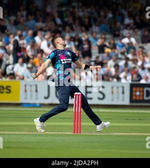 Tom Helm kält am 19.. Juni 2022 während eines T20 Blast Match Art Lords aus dem Pavillon Stockfoto