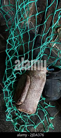 Eine unglaubliche Menge Müll landet nach menschlichen Aktivitäten im Wasser, und dies ist ein Foto des Mülls, der aus dem Atlantischen Ozean gefangen wird Stockfoto