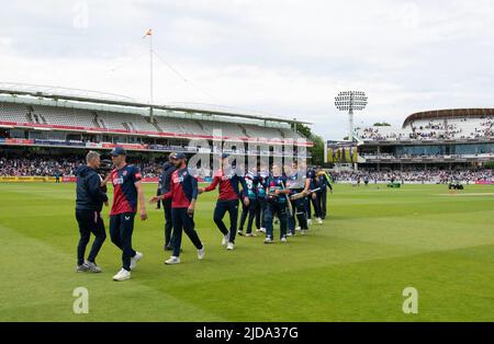 Die Spieler von Middlesex und Kent geben sich am Ende eines T20-Blast-Matches bei Lords am 19.. Juni 2022 die Hände. Stockfoto