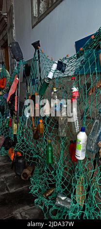 Eine unglaubliche Menge Müll landet nach menschlichen Aktivitäten im Wasser, und dies ist ein Foto des Mülls, der aus dem Atlantischen Ozean gefangen wird Stockfoto