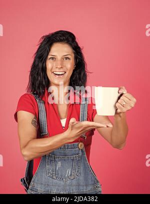 Guten Morgen. trinken Morgenkaffee. Laden Sie mit der Energie des Kaffees. Trinken energischen Getränk. Frau mit Milchbecher. Becher Kakao. Frisch gebrüht Stockfoto