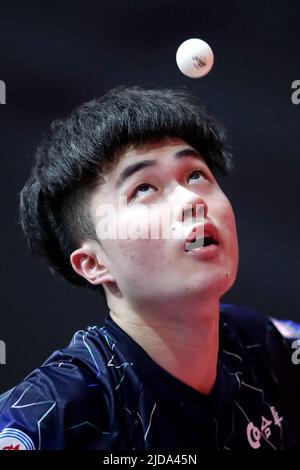 Yun-Ju Lin aus Taiwan tritt beim WTT Contender Zagreb 2022 Men's Singles Finale gegen Peng Xiang aus China am 19. Juni 2022 in der Dom Sportova Hall in Zagreb, Kroatien, an. Foto: Sanjin Strukic/PIXSELL Stockfoto