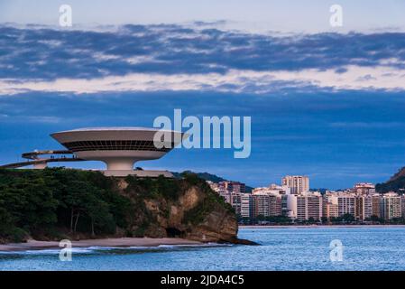 Oscar Niemeyers Museum für zeitgenössische Kunst, eines der Meisterwerke der modernen Architektur, wurde auf dem Felsen über dem Strand in Niteroi, Brasilien, erbaut Stockfoto