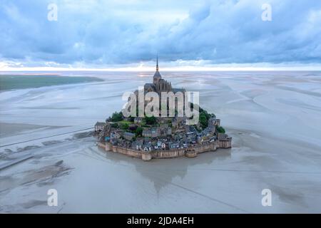 Blick auf den Sonnenuntergang auf Le Mont Saint-Michel (Mount Saint Michael), eine kleine, felsige Gezeiteninsel, berühmt für seine mittelalterliche Abtei, Normandie, Frankreich. Stockfoto