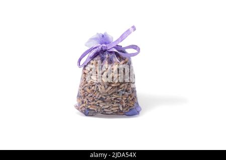 Lavendelbeutel oder -Beutel mit getrockneten Lavendelblüten isoliert auf Weiß. Aromatischer Beutel mit trockenem Lavendel Stockfoto