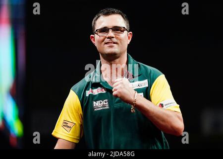 19. Juni 2022, Hessen, Frankfurt/Main: Darts: Mannschaftsweltmeisterschaft, Halbfinale, Eisbahn. Damon Heta (Australien) Prost. Foto: Uwe Anspach/dpa Stockfoto