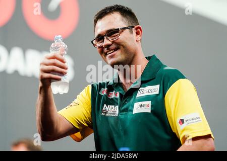 19. Juni 2022, Hessen, Frankfurt/Main: Darts: Mannschaftsweltmeisterschaft, Halbfinale, Eisbahn. Damon Heta (Australien) Prost. Foto: Uwe Anspach/dpa Stockfoto