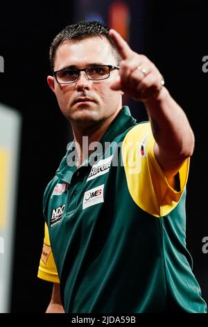 19. Juni 2022, Hessen, Frankfurt/Main: Darts: Mannschaftsweltmeisterschaft, Halbfinale, Eisbahn. Damon Heta (Australien) Prost. Foto: Uwe Anspach/dpa Stockfoto