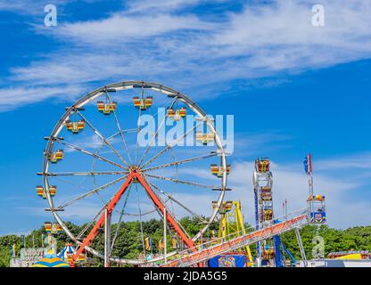 Landschaft mit Fahrgeschäften im Vergnügungspark Stockfoto