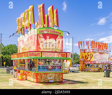 Farbenfroher und heller Food-Trailer beim Mattituck Strawberry Festival Stockfoto