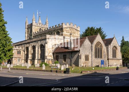 St. Michael's Church, eine anglikanische Pfarrkirche aus Feuerstein und Stein, die älteste Kirche in Basingstoke, an einem Sommertag. Hampshire, Großbritannien Stockfoto