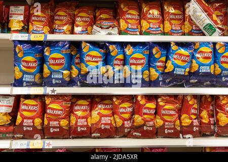 Multipack Walkers knacken sich in den Regalen eines britischen Supermarkts (Tesco). Thema: Ungesunde Lebensmittel, Snacks, Adipositas-Krise, ungesunde Lebensweise, behandeln Stockfoto
