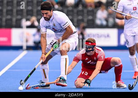 London, Großbritannien. 19.. Juni 2022. Der Belgier Simon Gougnard und der Engländer Sam ward kämpfen während eines Eishockeyspiels zwischen England und den belgischen Roten Löwen in der Gruppenphase (Spiel 16 von 16) des FIH Pro League-Wettbewerbs der Männer am Sonntag, den 19. Juni 2022 in London, Großbritannien, um den Ball. BELGA FOTO LAURIE DIEFFEMBACQ Kredit: Belga Nachrichtenagentur/Alamy Live News Stockfoto