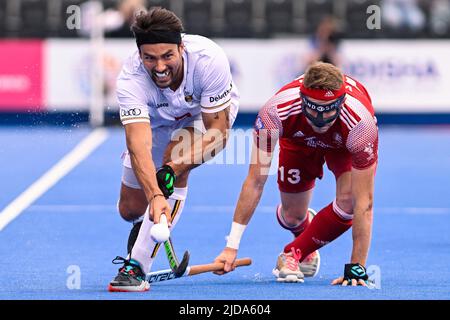 London, Großbritannien. 19.. Juni 2022. Der Belgier Simon Gougnard und der Engländer Sam ward kämpfen während eines Eishockeyspiels zwischen England und den belgischen Roten Löwen in der Gruppenphase (Spiel 16 von 16) des FIH Pro League-Wettbewerbs der Männer am Sonntag, den 19. Juni 2022 in London, Großbritannien, um den Ball. BELGA FOTO LAURIE DIEFFEMBACQ Kredit: Belga Nachrichtenagentur/Alamy Live News Stockfoto