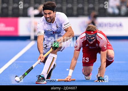 London, Großbritannien. 19.. Juni 2022. Der Belgier Simon Gougnard und der Engländer Sam ward kämpfen während eines Eishockeyspiels zwischen England und den belgischen Roten Löwen in der Gruppenphase (Spiel 16 von 16) des FIH Pro League-Wettbewerbs der Männer am Sonntag, den 19. Juni 2022 in London, Großbritannien, um den Ball. BELGA FOTO LAURIE DIEFFEMBACQ Kredit: Belga Nachrichtenagentur/Alamy Live News Stockfoto