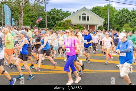 Läufer bei der jährlichen Schutzinsel 10k und 5k Run/Walk 43. Stockfoto