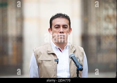 Bogota, Kolumbien. 19.. Juni 2022. Der kolumbianische Nationalregistar Alexander Vega während der zweiten Runde der Präsidentschaftswahlen in Bogota, Kolumbien, am 19. Juni 2022. Foto: Chepa Beltran/Long Visual Press Kredit: Long Visual Press/Alamy Live News Stockfoto