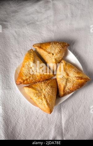 Rohige Kuchen mit Suluguni-Käse, bestreut mit Sesamsamen Stockfoto