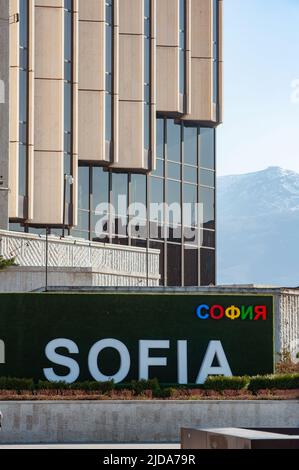 Sofia, Bulgarien. 01. April 2019. Sofia Stadtschild vor dem Nationalen Kulturpalast, NDK, Sofia, Bulgarien. Wahrzeichen der bulgarischen Hauptstadt Sofia. (Foto von John Wreford/SOPA Images/Sipa USA) Quelle: SIPA USA/Alamy Live News Stockfoto