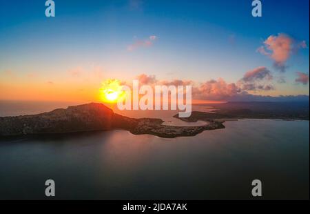 Panoramablick auf den Strand von voidokilia, einem der besten Strände Europas. Wunderschöne Lagune von Voidokilia aus einer hohen Sicht bei Sonnenuntergang in mir Stockfoto