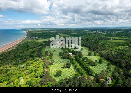 Luftaufnahme des amerikanischen Friedhofs der Normandie und des Omaha Beach, Colleville-sur-Mer, Calvados, Normandie, Frankreich. Stockfoto