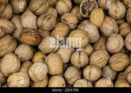 Blick auf eine Fülle von Walnüssen mit geringer Schärfentiefe Stockfoto